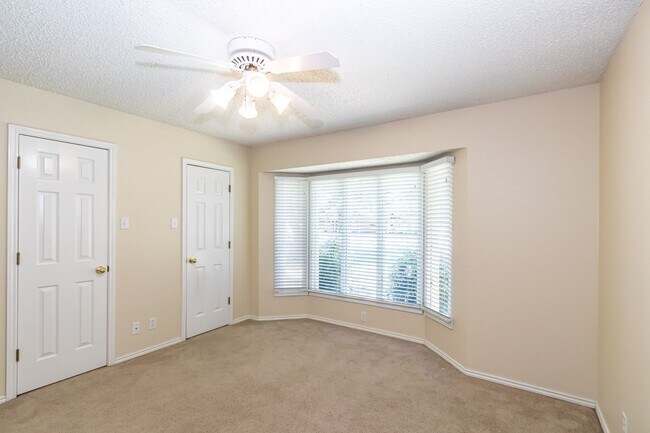 Building Photo - 2 Large Living areas! Approximately 2100 S...