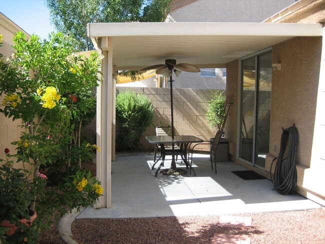 Building Photo - Single story, gated, 3bed, 2bath, 2car garage, Club house, Community Pool, Spa, Fitness room, CCRs