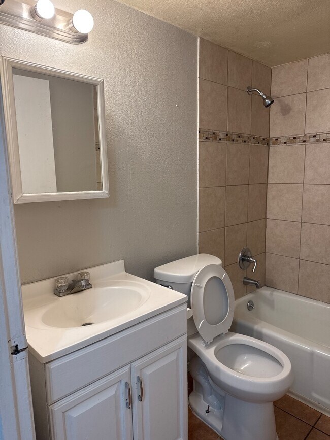 Building Photo - 928 San Pedro Dr SE