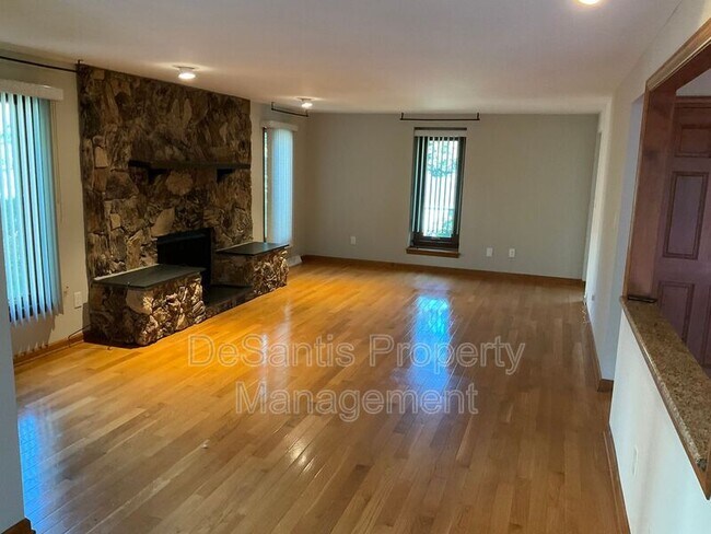 Building Photo - 471 Manordale Rd
