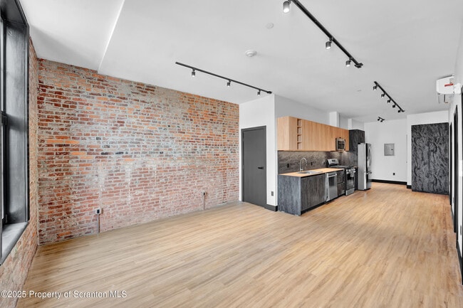 Building Photo - 117 Penn Ave