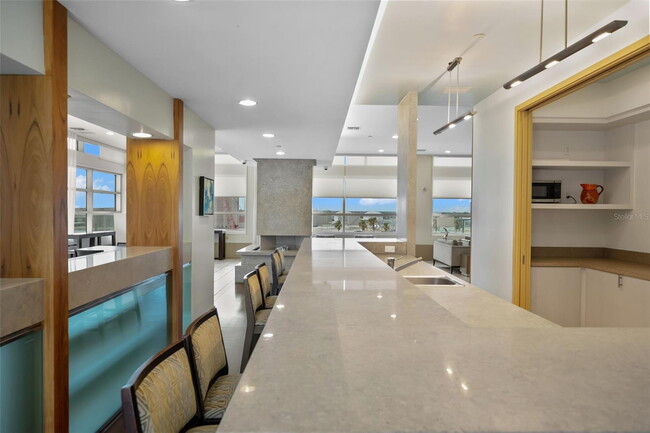 Building Photo - Modern 2 Bed/2 Bath Condo