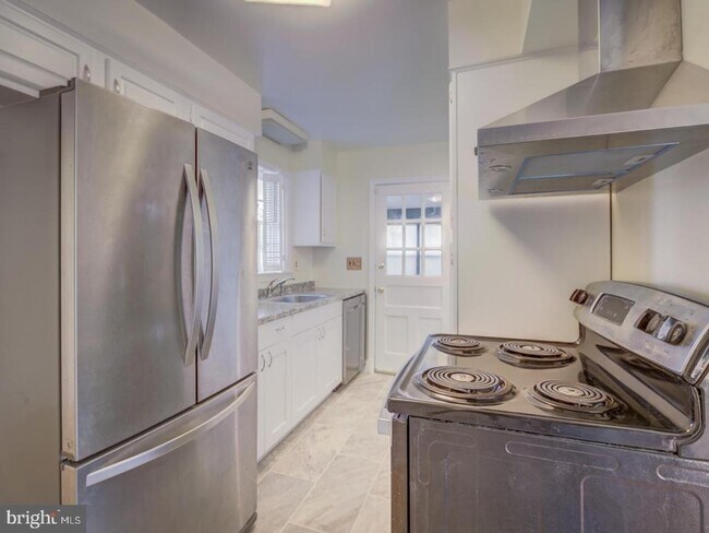 Building Photo - 31 Fort Williams Pkwy