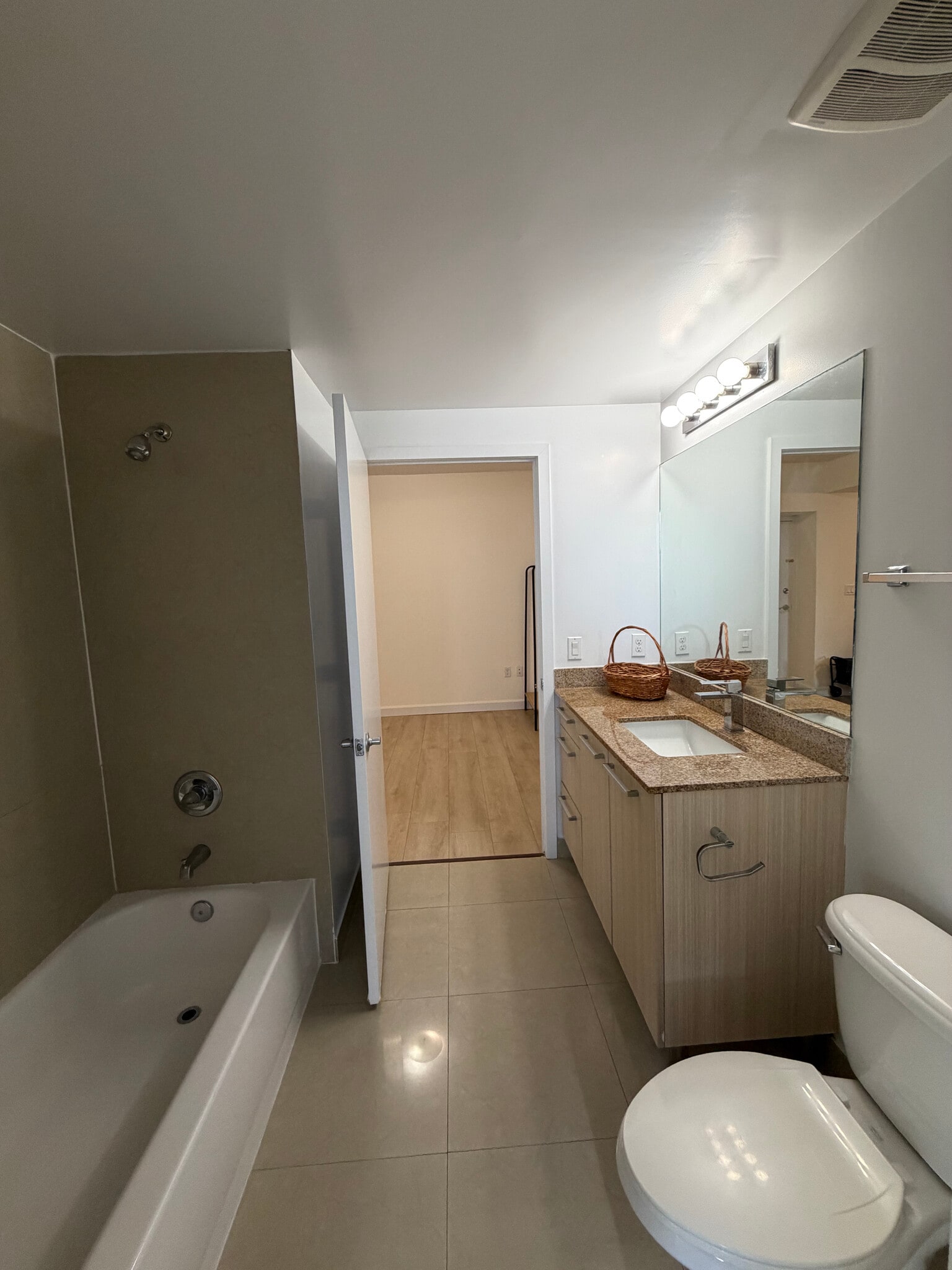 Building Photo - 615 NE 25th St