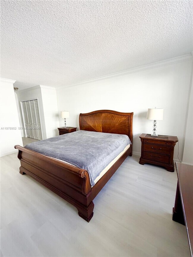 Building Photo - 3725 S Ocean Dr