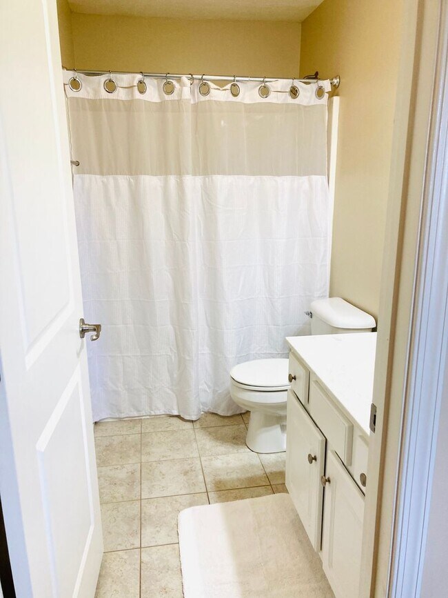 Building Photo - Well-appointed Furnished Rental- Perfect for Professionals- Near shops & restaurants