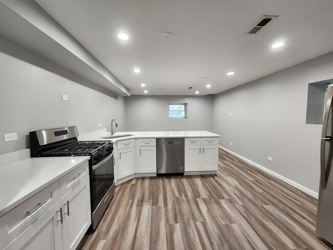 Building Photo - 1530 E 65th Pl