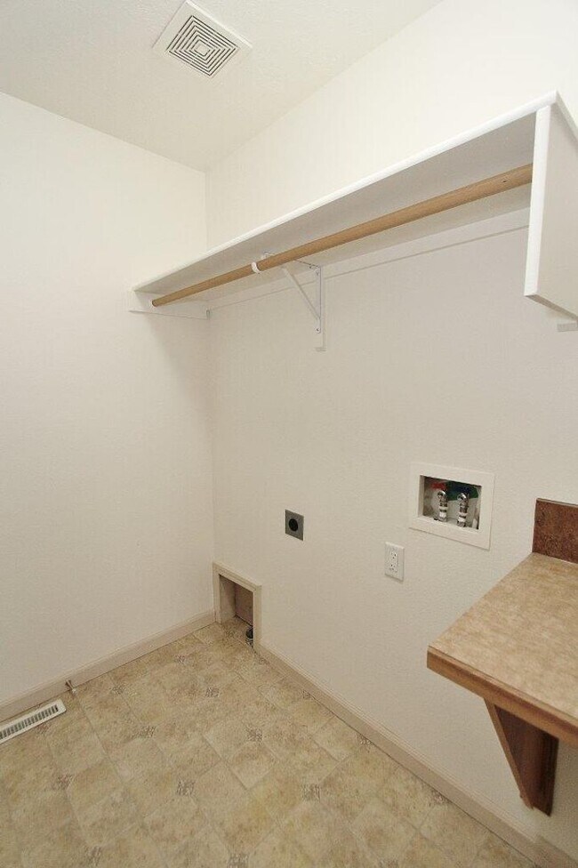Building Photo - Spacious Craftsman Style Home