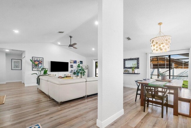 Building Photo - 6085 Robinson St