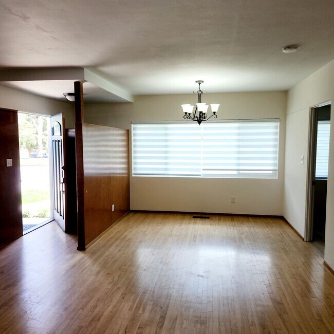 Building Photo - Charming Morley Field 3 bed 2 bath Home, p...