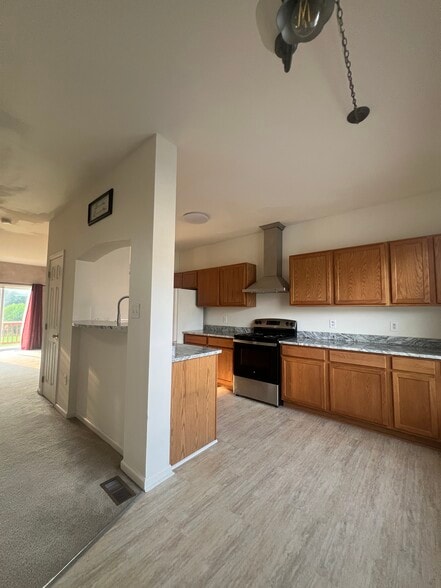 Building Photo - 8 Dolmen Ln