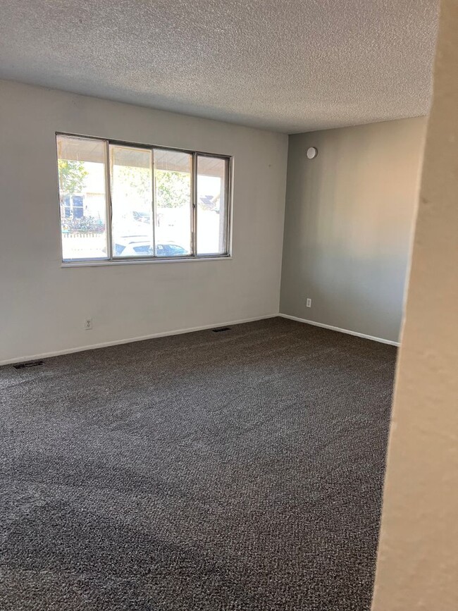 Building Photo - Look & Lease  $500.00 off 1st Month Rent !...