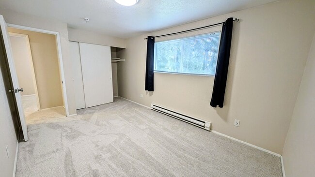 Building Photo - Eastmont Duplex with large fenced yard and...