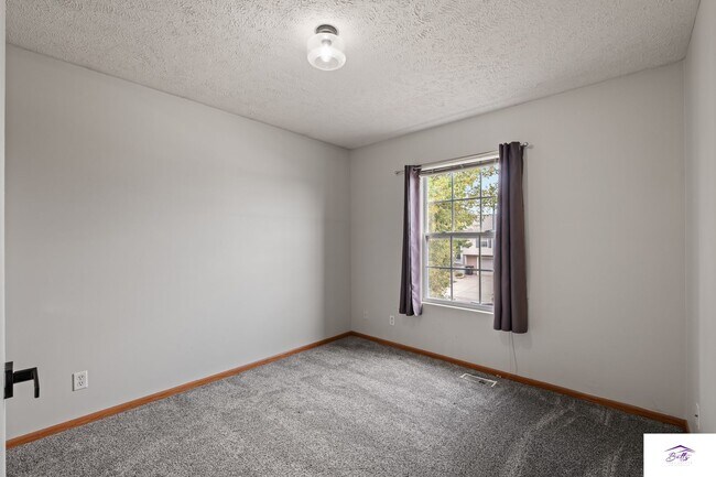 Building Photo - AVAILABLE NOW!