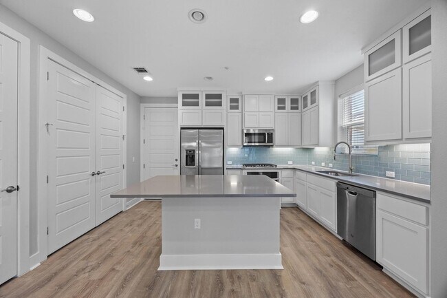 Building Photo - 2222 Simond Ave