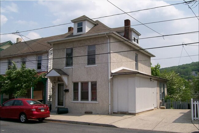 Primary Photo - 737 Pawnee St