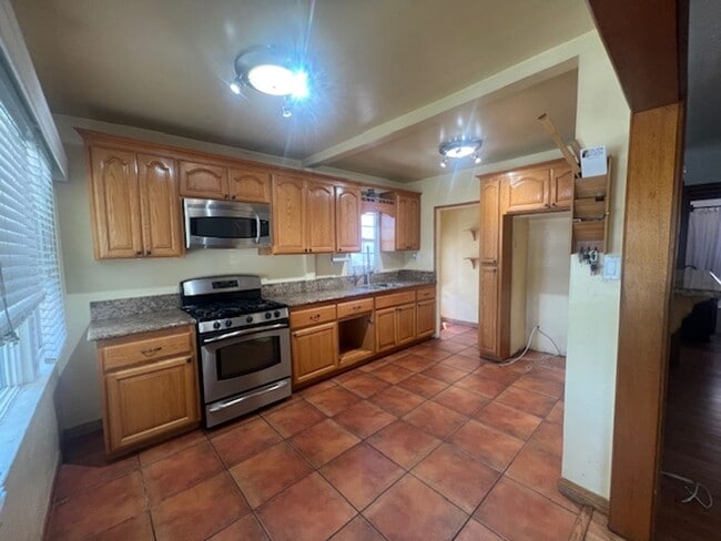 Building Photo - Charming 3 Bedroom 2 Bathroom, Long Beach Home for Lease!
