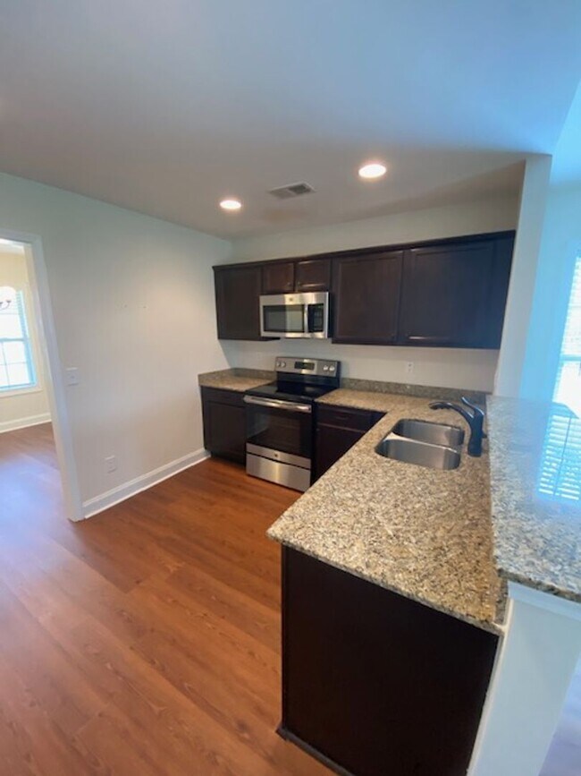 Building Photo - 3 Bedroom 2 Bath home in LEXINGTON.