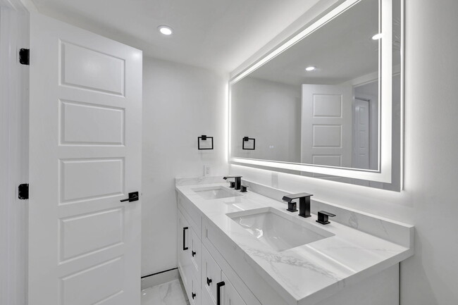 Building Photo - 3050 N Palm Aire Dr