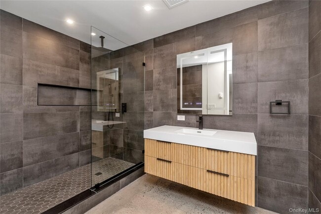 Building Photo - 12 Roosevelt Ave