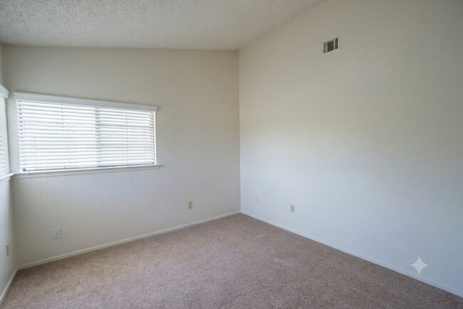 Building Photo - 1221 Primrose Ct