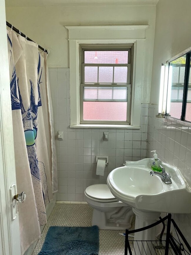 Building Photo - Wonderful Duplex in the Heart of Squirrel ...