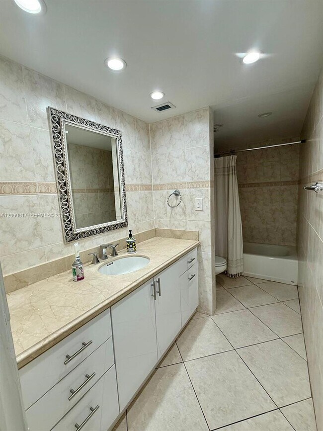Building Photo - 2625 Collins Ave