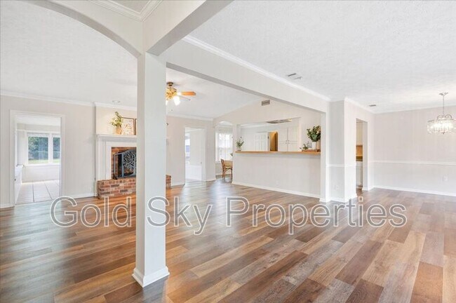 Building Photo - 210 Pine Grove Dr