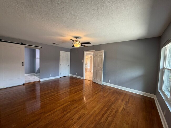 Building Photo - 2555 W Kings Hwy
