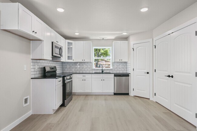 Building Photo - Brand New, Modern, and Ready for You in Temple, TX!