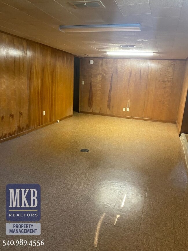 Building Photo - 3136 Fleetwood Ave SW