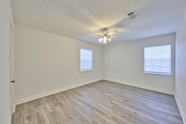 Building Photo - 715 Baltic Ln