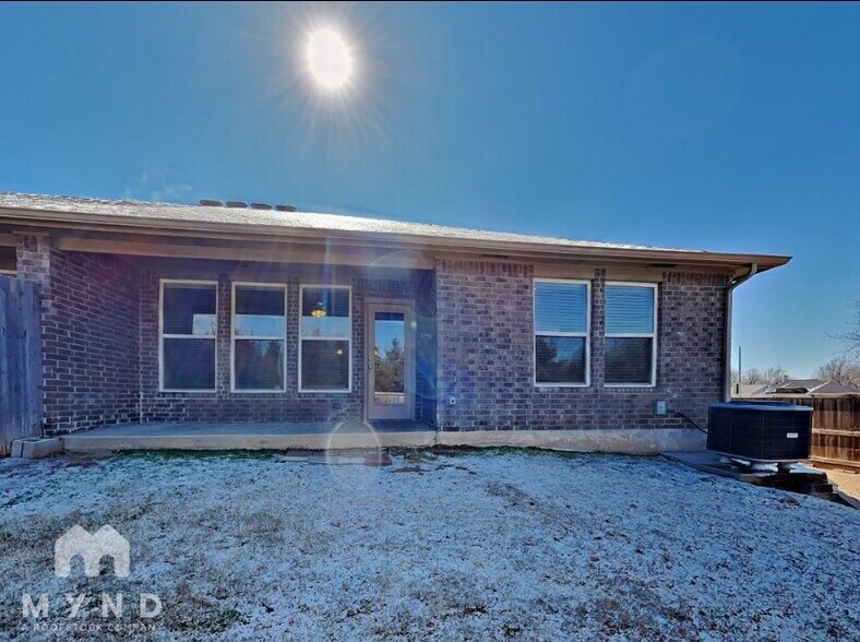 Building Photo - 1001 Merlin Dr