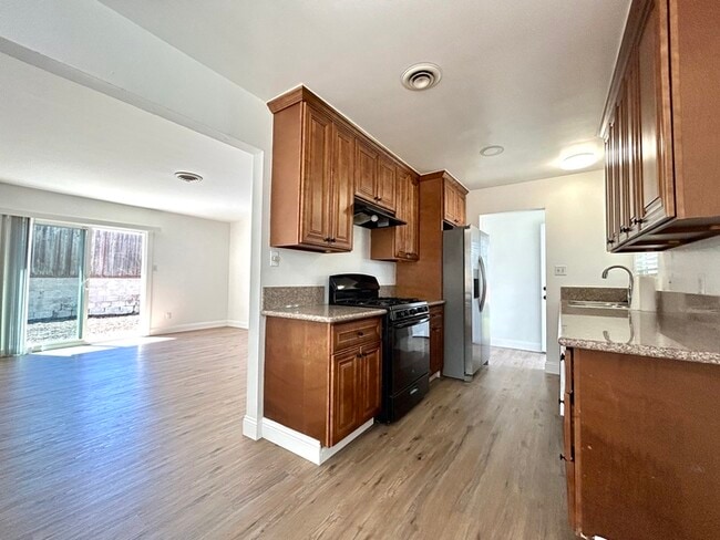 Building Photo - Beautiful 3 bedroom 2 Bathroom For Rent in...