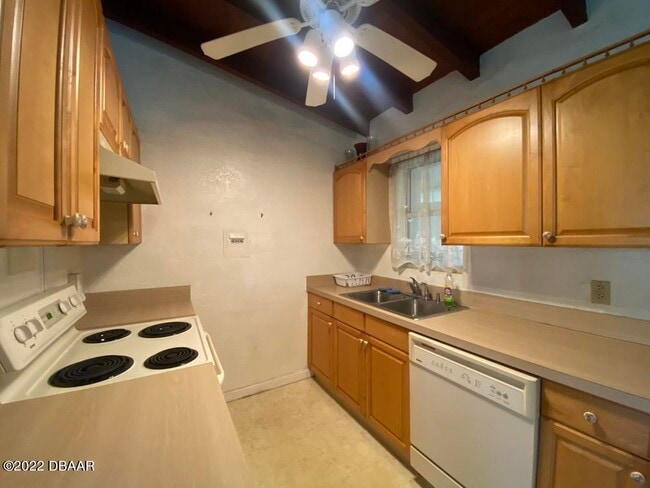 Building Photo - 114 Essex Dr