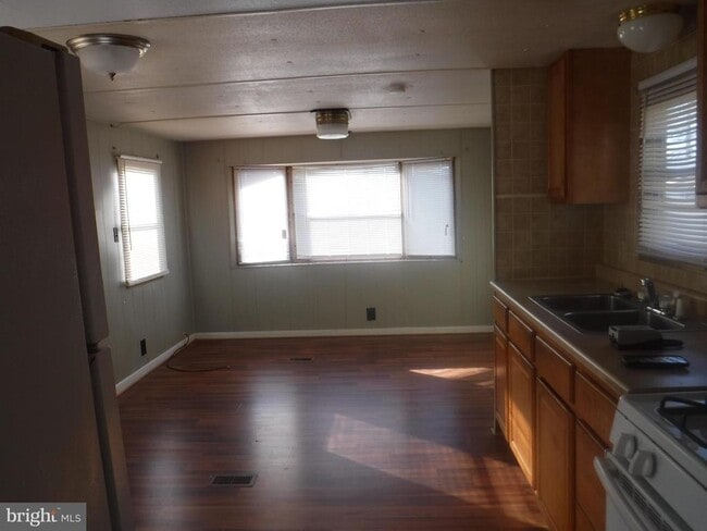 Building Photo - 53 Shamrock Ave