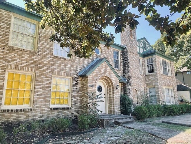 Primary Photo - Modern Upstairs Unit in the Highly Desirab...