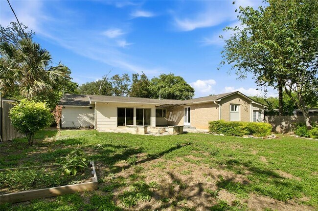 Building Photo - 3005 Village Dr