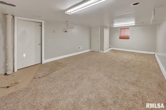 Building Photo - 2601 W Kenwood Ave
