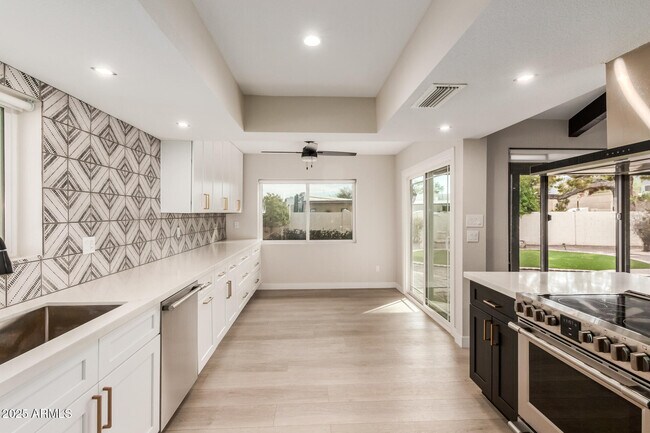 Building Photo - 4521 E Sunrise Dr