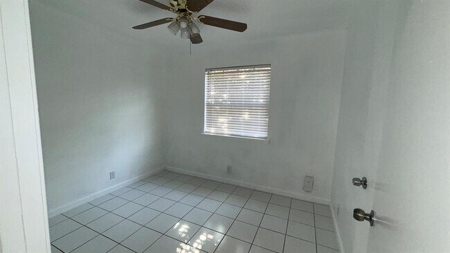 Building Photo - 1303 Bonnie Brae St