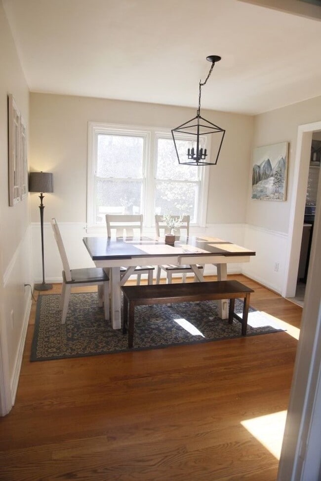 Building Photo - Bright and Cheery 4 Bedroom Home in Desiriable Sheffield Neighborhood