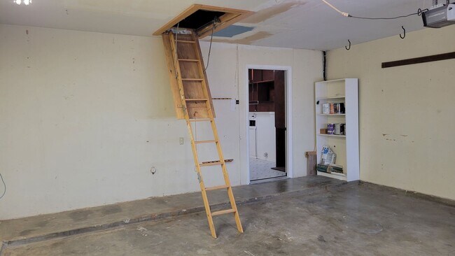 Building Photo - Leasing now! Cozy and comfortable 3/2/2 Brick Home Available for August