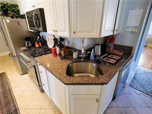 Building Photo - 92 Pelham St