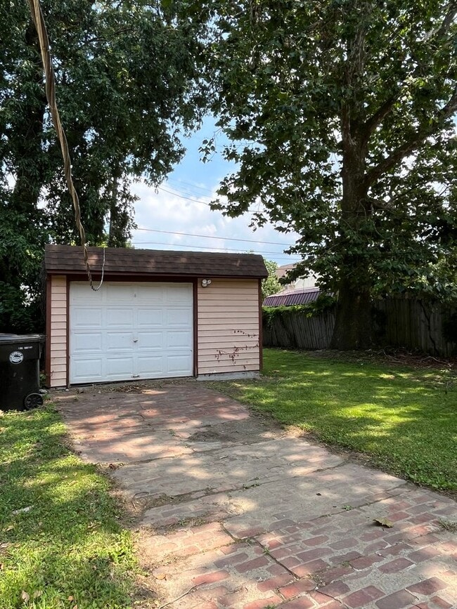 Building Photo - Madison/W.95th neighborhood : 3 bedroom/1 bath single family house available NOW.