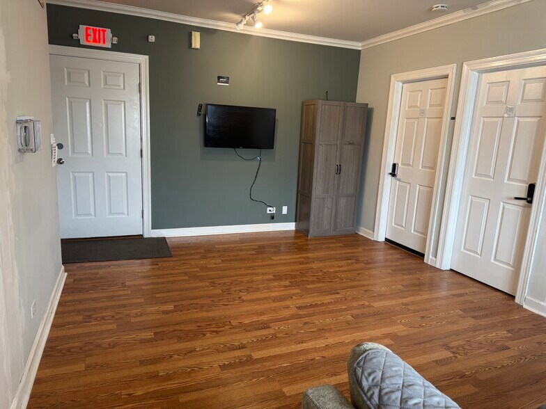 Building Photo - 8129 Ogden Ave