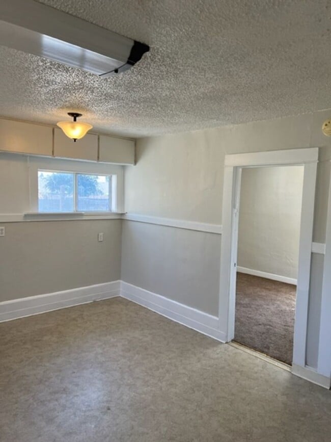 Building Photo - CHARMING OLDER 2 BEDROOM HOME W/ BUILT INS
