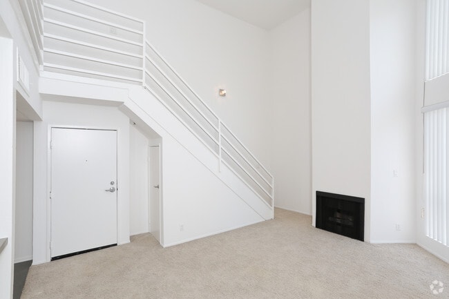 Studio, 1BA w/Loft - 694 SF - 1820 Whitley