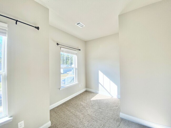 Building Photo - $1000 OFF 1st month rent!!!!Guyton Beauty!...