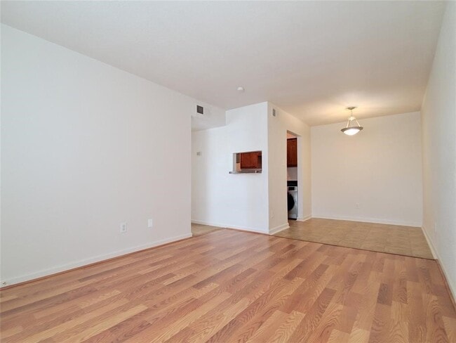 Building Photo - 8100 Creekbend Dr